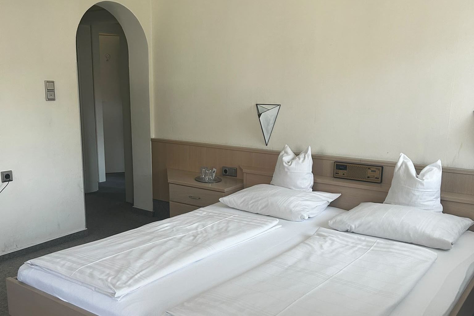 Ein weiteres Doppelzimmer mit Blick zum Fenster