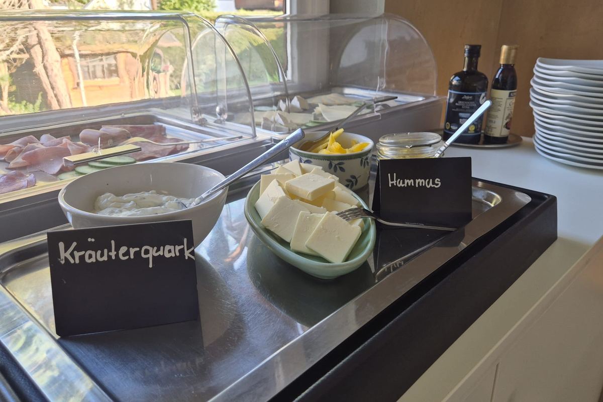 Aufschnitt, Käse, Kräuterquark und Hummus in der gekühlten Theke