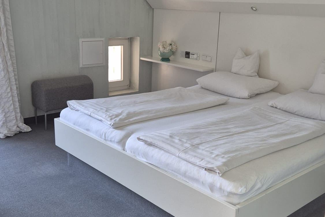 Doppelzimmer mit Doppelbett unter der Dachschräge